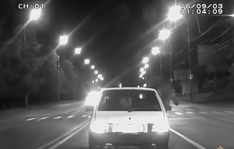 Un jeune fait des doigts aux policiers et finit par se faire punir !!