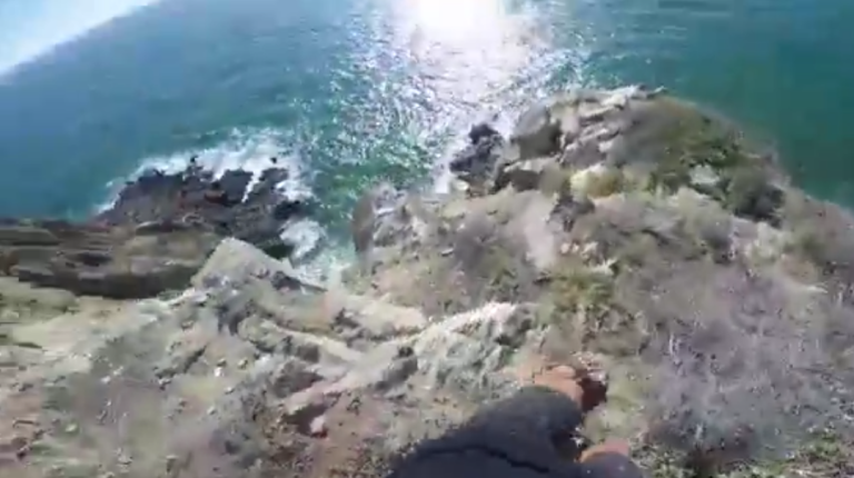 Un jeune homme frôle la mort en sautant d’une falaise !