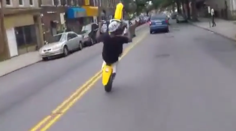 Un jeune va beaucoup trop loin en faisant des roues avec sa moto
