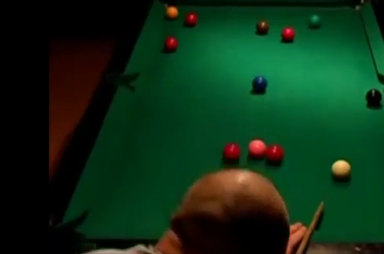 Un joueur de billard lâche un gros pet dévastateur !