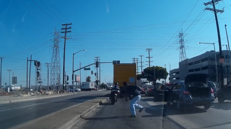 Un motard en colère explose la vitre arrière d&rsquo;un automobiliste