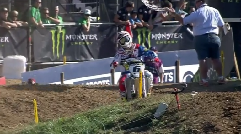 Un motard reçoit une moto sur sa tête