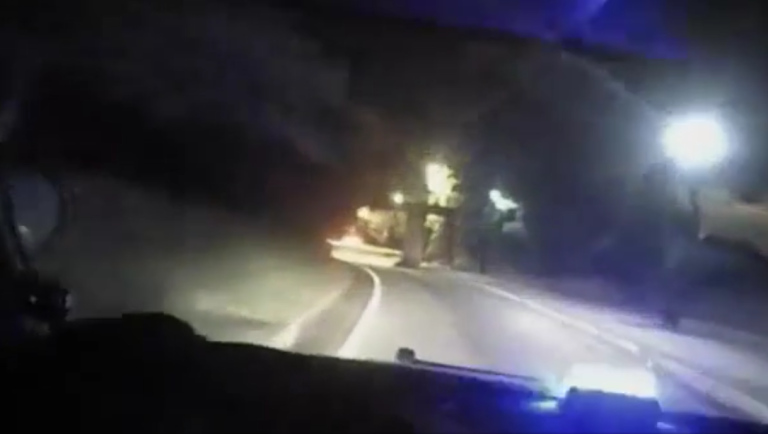 Un officier de police sauve un homme des flammes