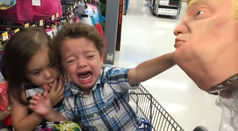 Un petit garçon refuse de porter un masque de Donald Trump