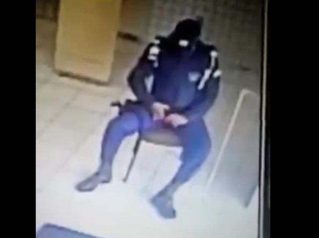 Un policier fait une grosse boulette en se tirant tout seul