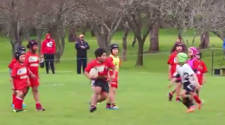 Un rugbyman de 9 ans détruit ses adversaires