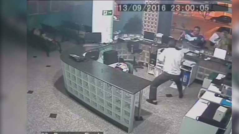 Un réceptionniste rattrape un bébé de justesse