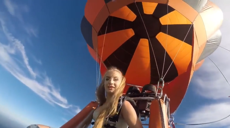 Un top modèle Russe saute en parachute d&rsquo;une montgolfière