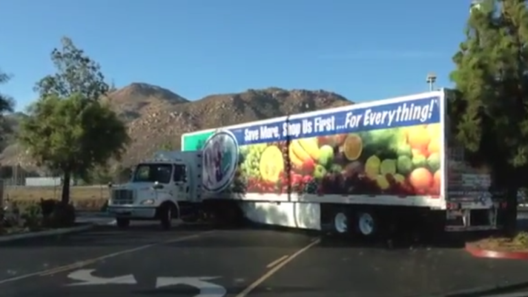 Une camionneuse défonce un arbre en reculant sur un parking