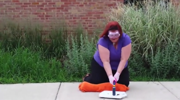 Une femme détruit sa balance pour reprendre le contrôle de sa vie !!