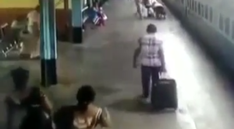 Une femme très chanceuse dans une gare en Inde