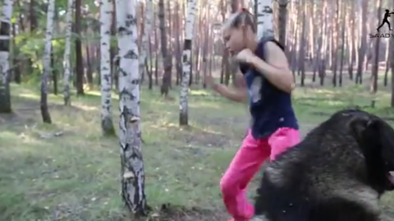 Une jeune boxeuse de 8 ans boxe sur un arbre.