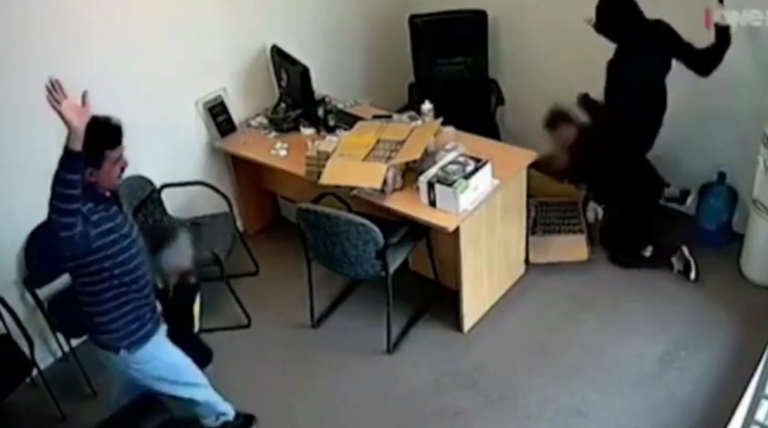 Une petite fille de 6 ans protège sa famille lors d’un braquage