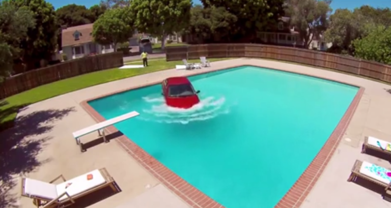 Une voiture va se faire un petit plongeon dans une piscine !