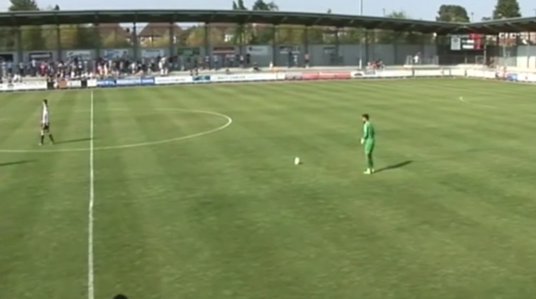 Un gardien marque de 60 mètres sur coup-franc !