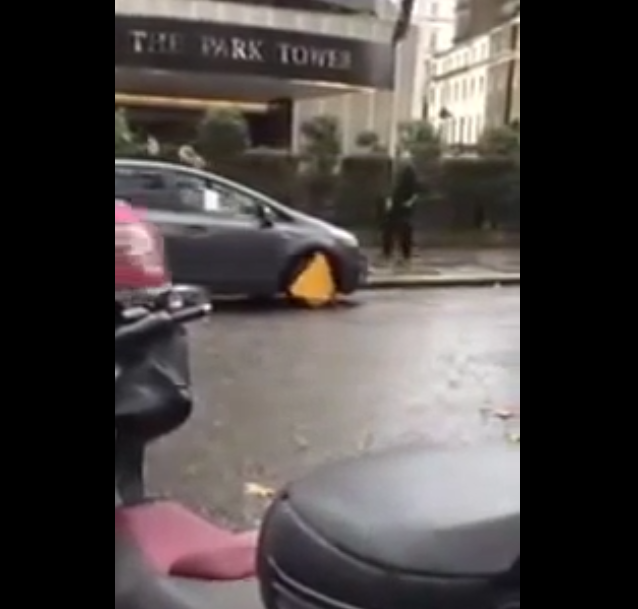 Un homme essaye de conduire avec un sabot de fourrière