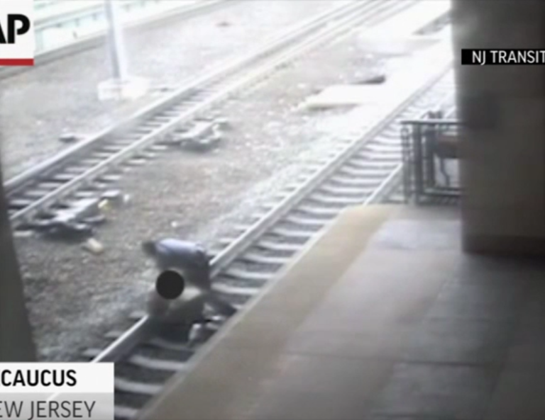 Il sauve un homme qui voulait se suicider sur les rails