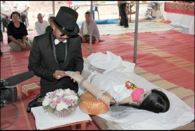 Histoire vraie : Un Thaïlandais épouse sa petite amie morte…