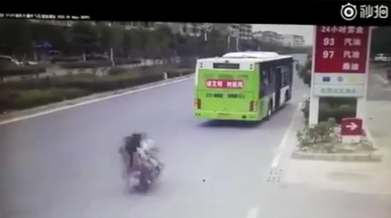 4 personnes sur un scooter foncent sans raison dans un bus !