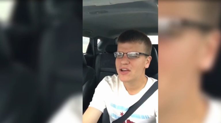 Accident de la route en chantant