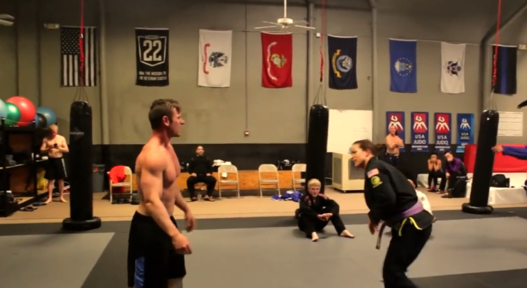 Bodybuilder Vs femme ceintures noire de jujitsu