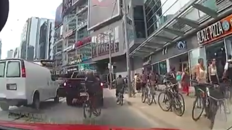 Ce coursier à vélo percute un vélo en forçant le passage !