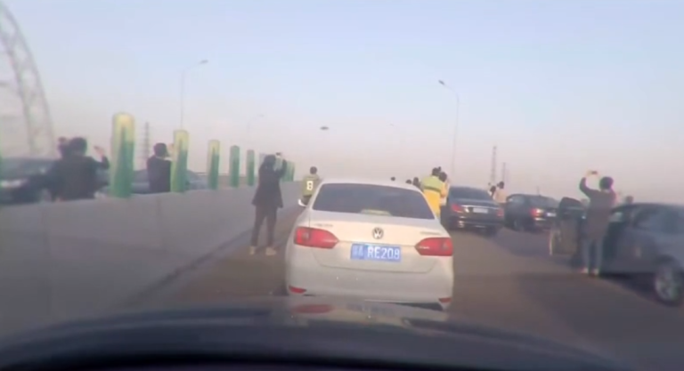 Des dizaines d’automobilistes s’arrêtent au milieu de l’autoroute pour filmer un OVNI