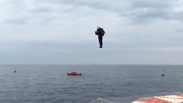 Démonstration de vol avec un jetpack