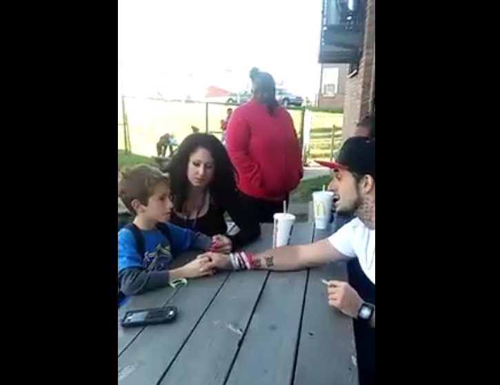 Il annonce à son fils que sa mère est morte