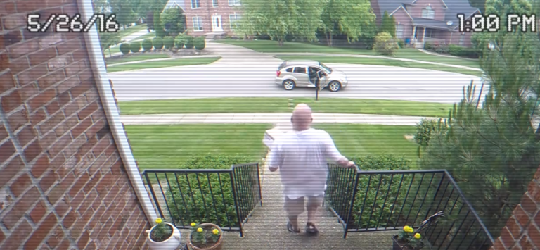 Il piège un voleur avec un colis plein de merde !