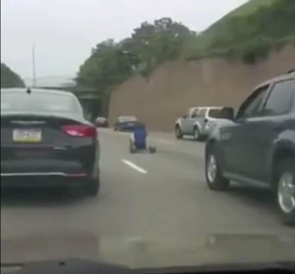 Régis roule en tricycle sur une autoroute…