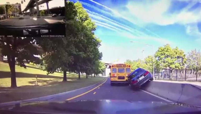 Instant karma pour un automobiliste trop pressé