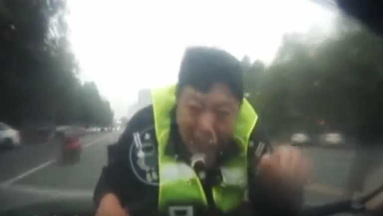 Ivre, il conduit avec un policier sur le capot