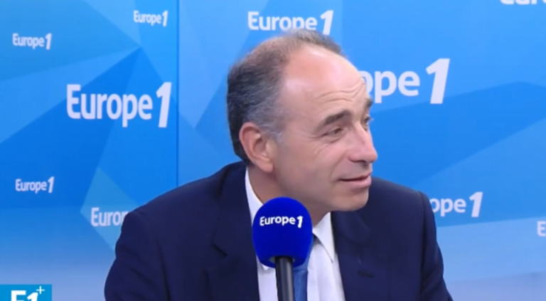 Jean-François Copé donne le prix d&rsquo;un pain au chocolat