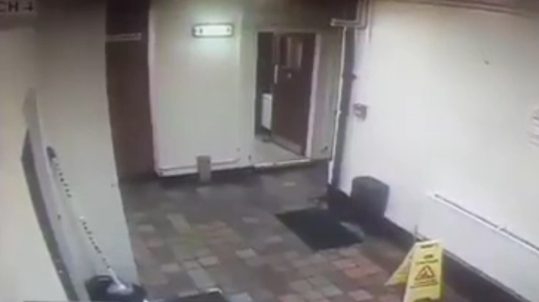 Le moment flippant où un fantôme effraie le personnel de nettoyage…