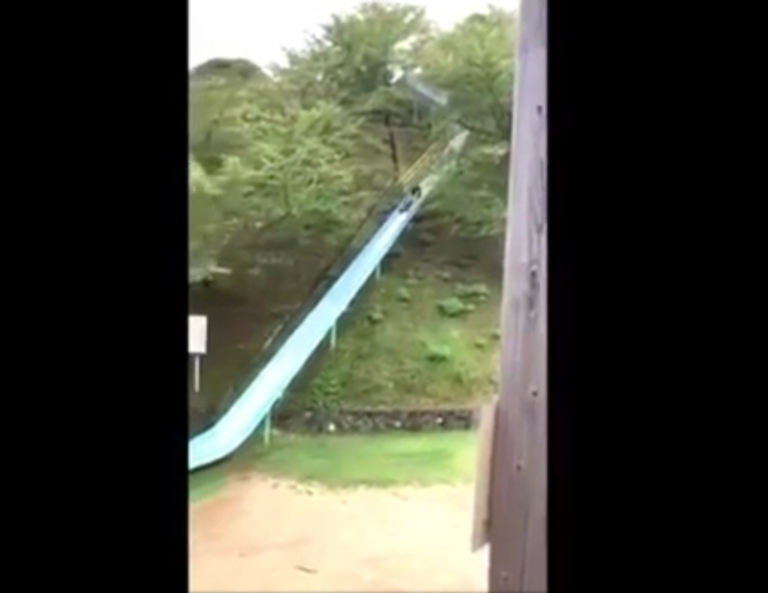 Le toboggan fou et dangereux interdit aux enfants au Japon