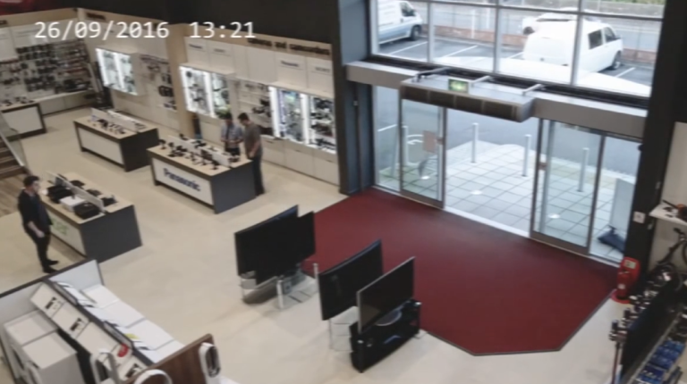 L&rsquo;homme le plus maladroit du monde dans un magasin d&rsquo;électroménager