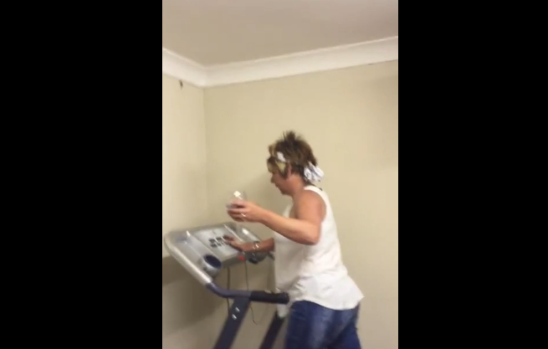 Mauvaise idée  : Courir sur un tapis de course avec un verre de vin !!