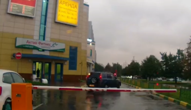 Quand un cycliste ivre rencontre une barrière.