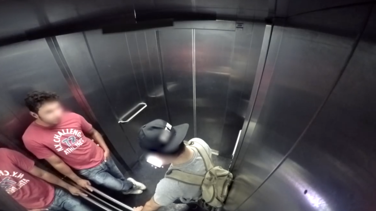 Quand un homme a une diarrhée explosive dans un ascenseur
