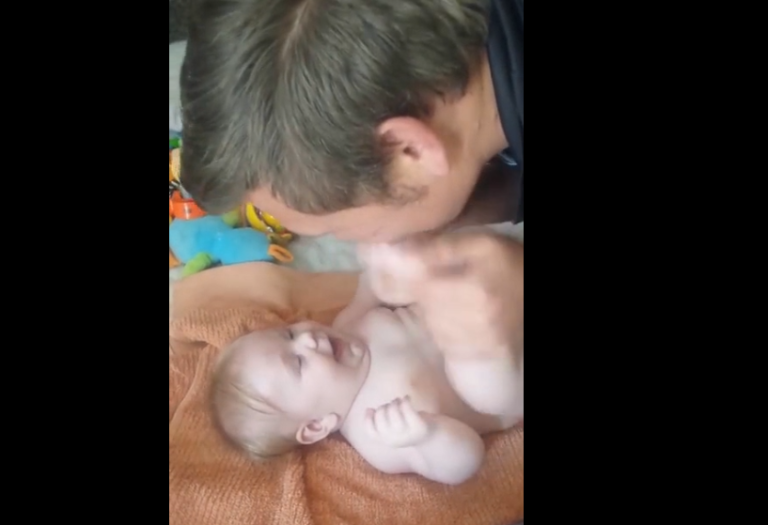 Quand un papa change la couche de son bébé pour la première fois…