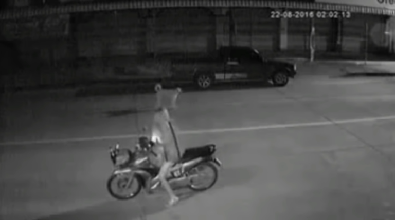 Quand une blonde en moto s&rsquo;arrête pour téléphoner !