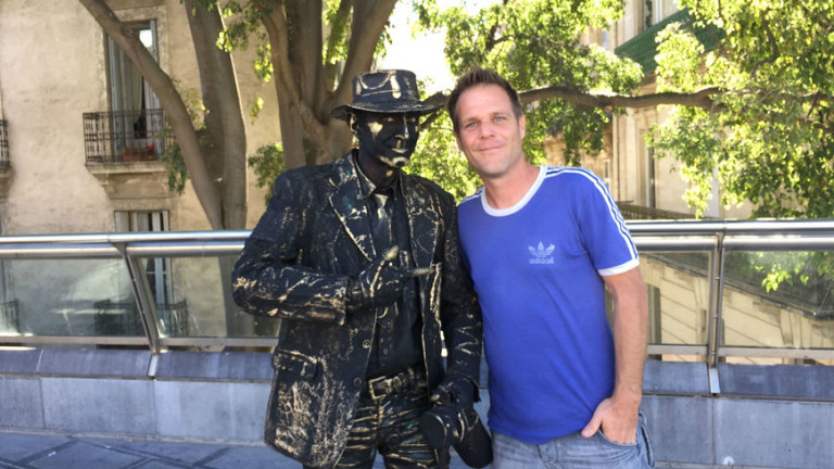 Remi Gaillard donne 500€ aux passants