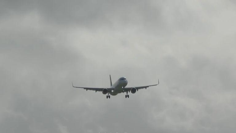 Spectaculaire atterrissage en deux fois d&rsquo;un Airbus