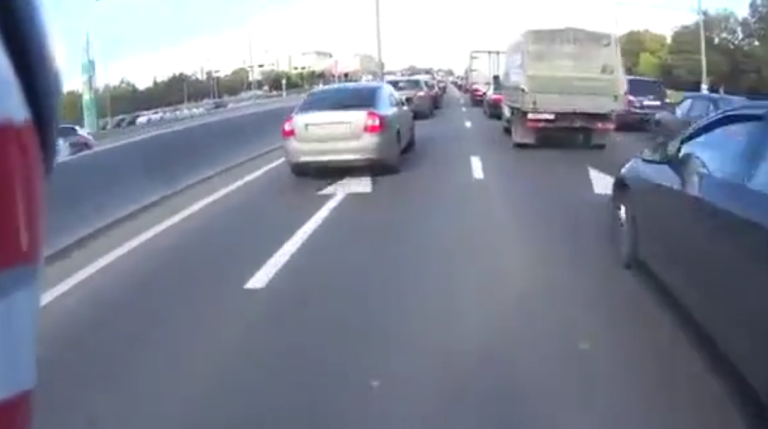 Un automobiliste ouvre bizarrement sa portière dans les bouchons