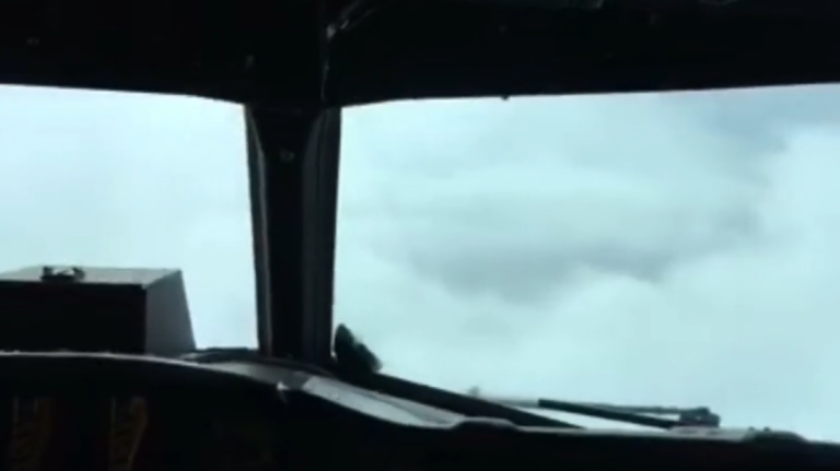 Un avion dans l’oeil de l&rsquo;ouragan Matthew