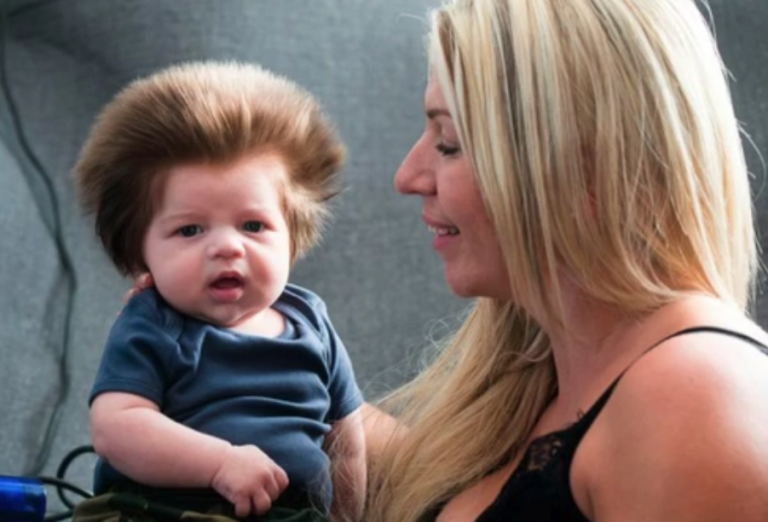 Un bébé très très chevelu