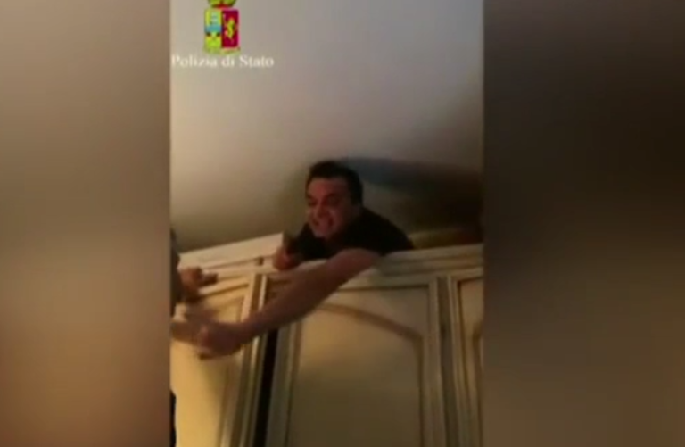 Un des chefs de la mafia italienne arrêté alors qu&rsquo;il vivait derrière son armoire