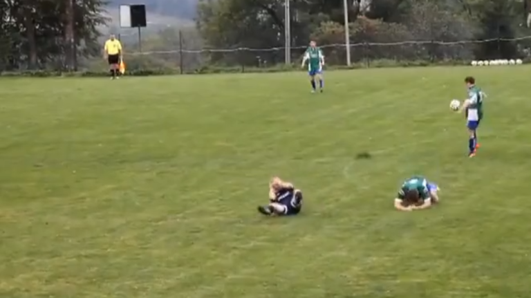 Un footballeur frappe son adversaire au sol