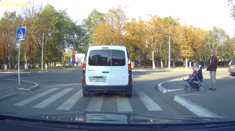 Un grand-père fait tomber son petit-fils de sa poussette !